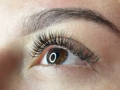 Glossy Wet Effect lash extensions mimicking freshly coated mascara for a modern glam look.